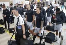 ISKORISTILI PRILIKU: Navijači Makabija ispratili igrače Partizana 1661350680 Iskoristili Priliku Navijaci Makabija Ispratili Igrace Partizana