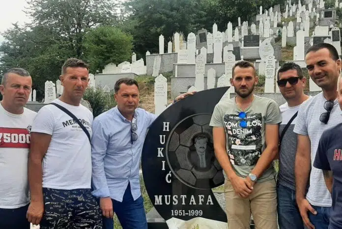 Delegacija Fk Sloboda Obisla Mezar I Mjesto Pogibije Mustafe Hukica