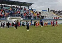 (VIDEO) Pogledajte kako su navijači Veleža ispratili fudbalere Rođenih u svlačionicu Video Pogledajte Kako Su Navijaci Veleza Ispratili Fudbalere Rodenih U