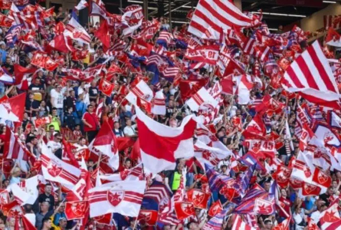 ZVEZDA ZOVE NAVIJAČE: Sa barjakom na Monako Zvezda Zove Navijace Sa Barjakom Na Monako