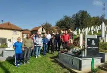 Dvije godine bez legendarnog Sakiba Malkočevića: Delegacija Slobode obišla mezar bivšeg trenera Dvije Godine Bez Legendarnog Sakiba Malkocevica Delegacija Slobode Obisla Mezar