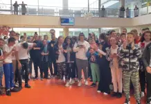 (VIDEO) Veliko oduševljenje nastalo u Hadžićima kada su se pojavli fudbaleri Plavih Video Veliko Odusevljenje Nastalo U Hadzicima Kada Su Se Pojavli