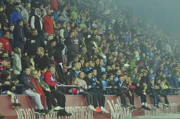 Ispunjene Tribine Na Gradskom Stadionu I Pecari Poboljsale Posjetu U