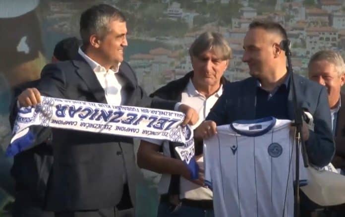 Video Pjesma Manijaka I Tifina Grbavica Na Ulcinjskim Ulicama