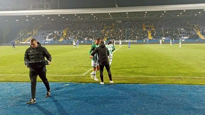 (VIDEO) Velike ovacije na Grbavici: Amir Hadžiahmetović napustio igru u Video Velike Ovacije Na Grbavici Amir Hadziahmetovic Napustio Igru U