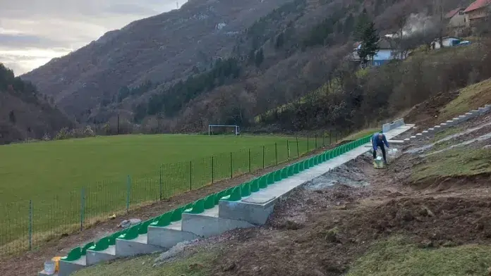 Navijaci Bh Kluba Opremili Tribinu Na Stadionu Koji Se