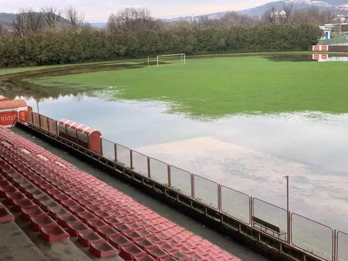 Obilne Padavine Nanijele Veliku Stetu Potopljen Teren Stadiona Na