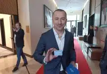 (FOTO) Aleksandar Čeferin i Mario Stanić dobili uramljene dresove FK Željezničar Aleksandar Ceferin I Mario Stanic Dobili Uramljene Dresove Fk