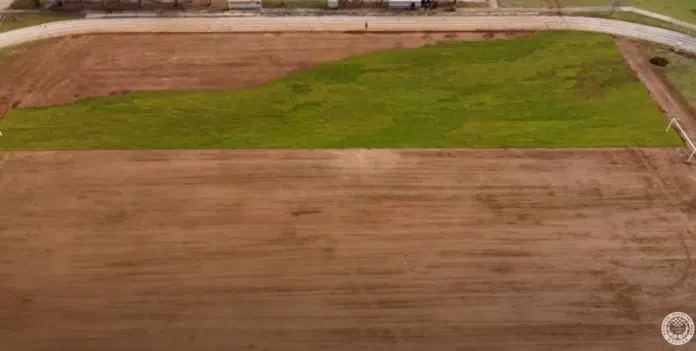 Video Pogledajte Kako Izgleda Premjestanje Travnjaka Sa Stadiona Pod Bijelim