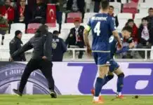 Šta se dešava s Turcima? Jedan je uletio u teren i pretukao igrača Fiorentine 641392E4 8Ae4 4C51 957D 4B2C0A0A0A73 Capture Preview
