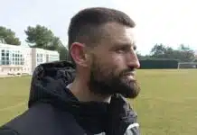 (FOTO) Jakovljević preskočio svog jučerašnjeg rivala po broju utakmica u Zrinjskom, a onda je nastala fotografija za uspomenu Jakovljevic Preskocio Svog Jucerasnjeg Rivala Po Broju Utakmica U