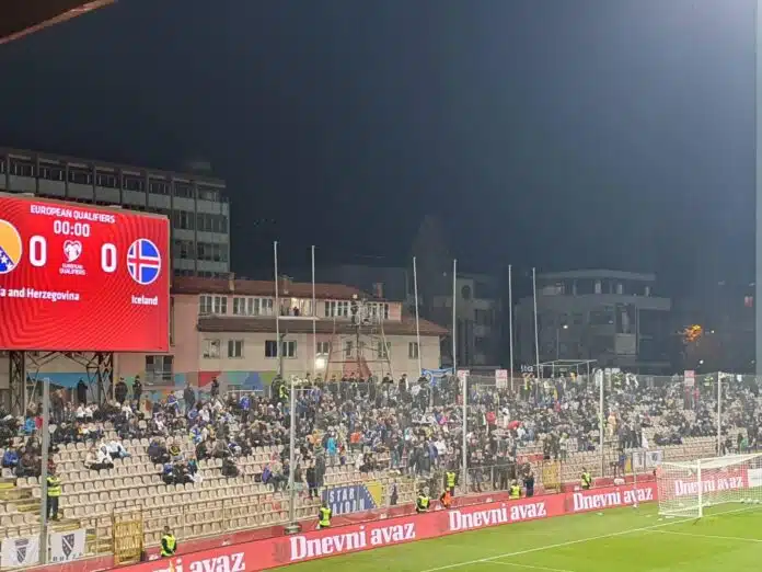 (FOTO/VIDEO) Fudbaleri dobili veliku podršku pred početak utakmice Fotovideo Fudbaleri Dobili Veliku Podrsku Pred Pocetak Utakmice
