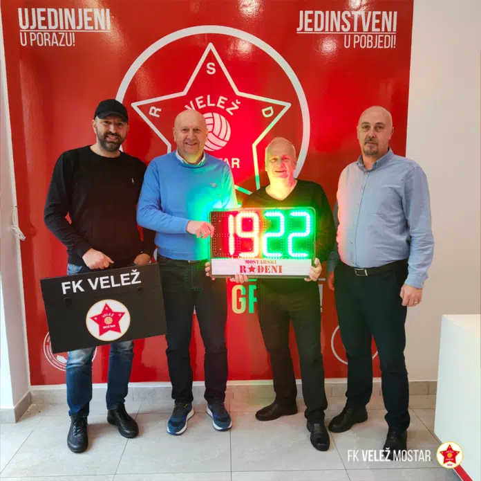 Navijaci Veleza Urucili Poklon Klubu