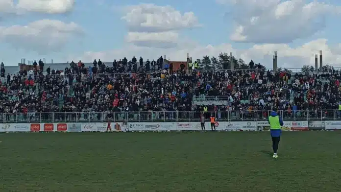 Video Navijaci Zvijezde Na Teren Ubacili Igracke Za Djecu Turske