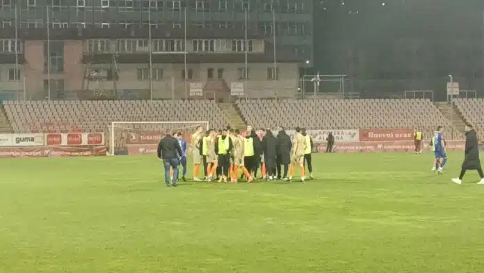 Veliki Protesti Fudbalera I Strucnog Staba U Finisu Utakmice