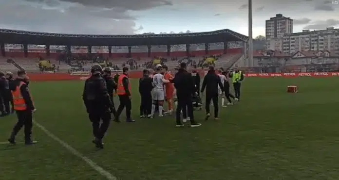 (VIDEO) Haos na Tušnju nakon utakmice: Sukob igrača Sarajeva i Video Haos Na Tusnju Nakon Utakmice Sukob Igraca Sarajeva I