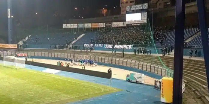 Video Manijaci Odrzali Lekciju Igracima Zeljeznicara A Onda Im Pruzili