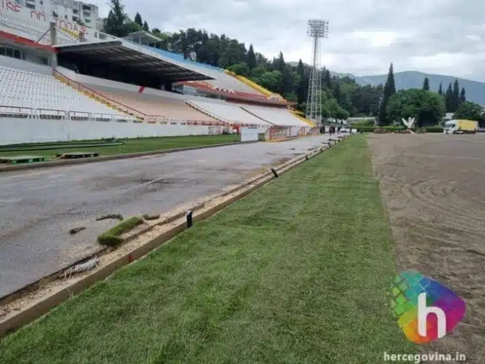 Fotovideo Pocelo Postavljanje Trave Na Stadionu Pod Bijelim Brijegom