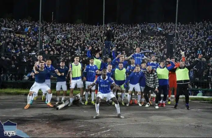 Manijaci Se Spremaju Za Finale Sezone Na Tribinama Kutije Za