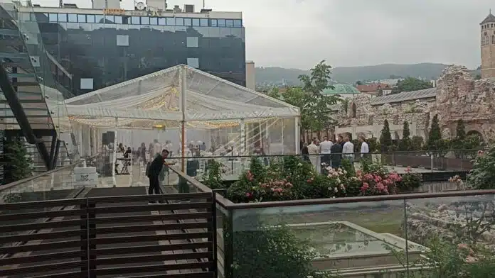 (VIDEO) Pogledajte kako je izgledala svadba Anela Ahmedhodžića ispred hotela Video Pogledajte Kako Je Izgledala Svadba Anela Ahmedhodzica Ispred Hotela