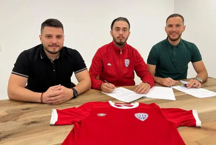 Zvanicno Bivsi Fudbaler Aek A Potpisao Za Povratnika U Premijer Ligu