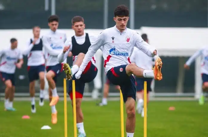 Zvezda je dvojicu mladih nogometaša transferirala u Superligu Zvezda Je Dvojicu Mladih Nogometasa Transferirala U Superligu