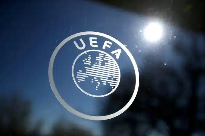 Odlaze Se Utakmica Izmedu Aek A I Dinama