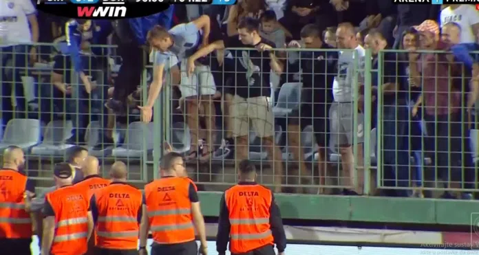 Komicna Scena Navijac Sirokog Utrcao Na Teren Pogledajte Sta Je