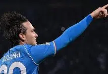 ITALIJA NA NOGAMA: Pjotr Zjelinski na vrhuncu slave dres Napolija menja dresom velikog rivala?! Italija Na Nogama Pjotr Zjelinski Na Vrhuncu Slave Dres Napolija