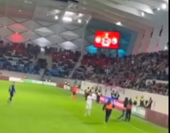 Video Navijac Bih Prekinuo Mec U Luksemburgu Na Teren Je
