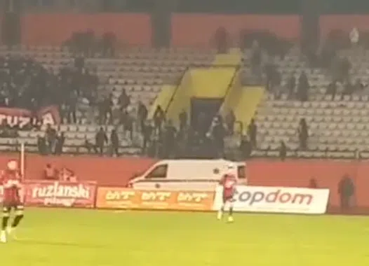 Video Neprijatna Situacija Na Tusnju Navijacu Pozlilo Reagovala I Hitna