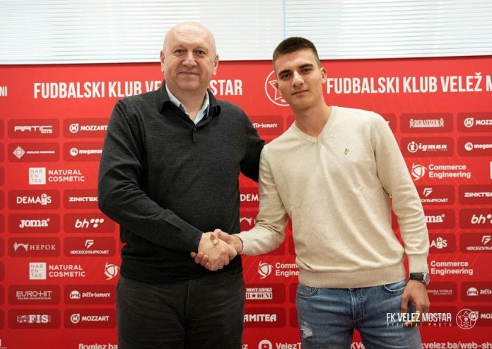 Velez Sluzbeno Predstavio Novo Pojacanje