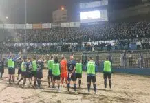 (VIDEO) Fudbaleri Željezničara pred jugom na kraju utakmice: Manijaci ih pozdravili aplauzom Video Fudbaleri Zeljeznicara Pred Jugom Na Kraju Utakmice Manijaci Ih