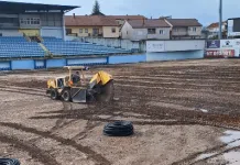 (VIDEO) Postavljanje hibridnog travnjaka na “Pecari”: Evo dokle su stigli radovi Video Postavljanje Hibridnog Travnjaka Na Pecari Evo Dokle Su Stigli