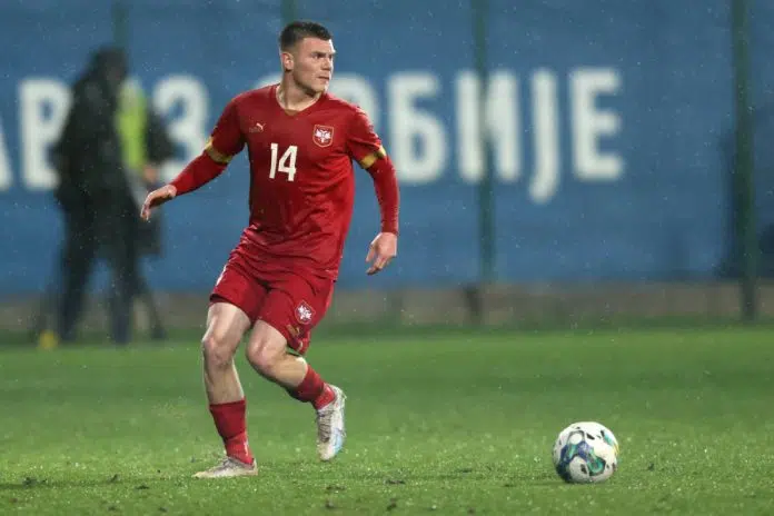 Zvezda Dovela Desnog Beka Fudbalskicom