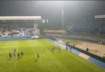 (VIDEO) Fudbaleri Željezničara prišli Manijacima da slave pobjedu, dočekalo ih je neugodno iznenađenje Video Fudbaleri Zeljeznicara Prisli Manijacima Da Slave Pobjedu Docekalo Ih