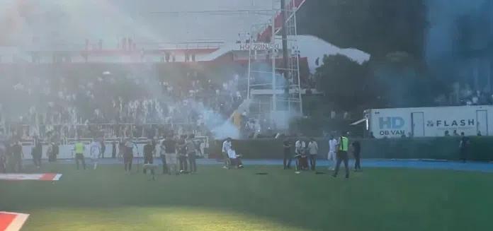 Video Hladan Kao Spricer Reakcija Pomocnog Trenera Veleza Tokom Haosa