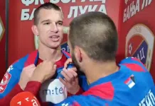(VIDEO) Veselo u taboru Borca: Aleksandar Subić pokušao pocijepati dres Srđanu Grahovcu Video Veselo U Taboru Borca Aleksandar Subic Pokusao Pocijepati Dres