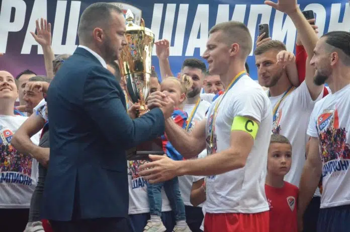 Vico Zeljkovic Urucio Trofej Fudbalerima Borca Nakon Proslave Titule