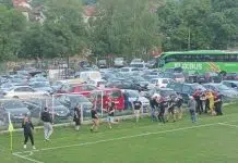 (VIDEO) Robijaši utrčali na teren i izazvali kratki prekid utakmice u Tešnju Video Robijasi Utrcali Na Teren I Izazvali Kratki Prekid Utakmice