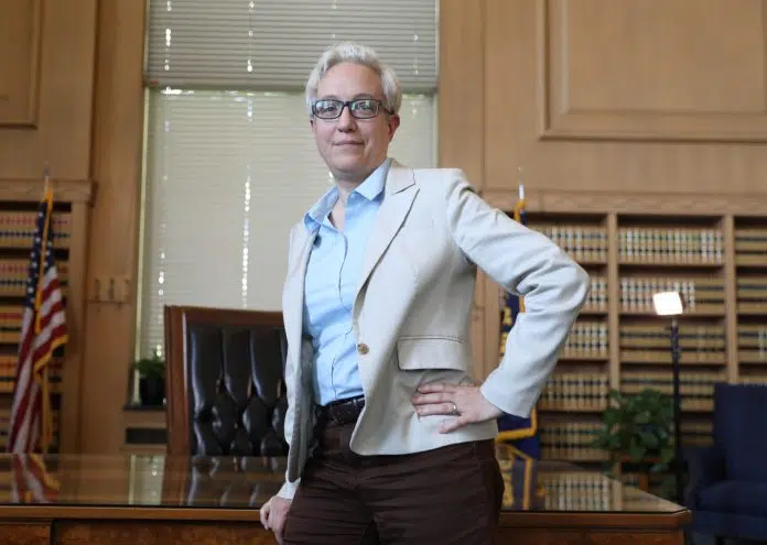 1724653960 Guvernerka Oregona Tina Kotek Razgovara O Politici Prema Plemenima