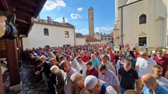 Posljednji Ispracaj Veliki Broj Sugradana Okupio Se Na Dzenazi Dzenana