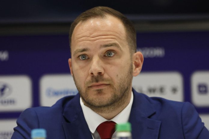 Vice Zeljkovic Iz Fsbih Je Izveo Divan Gest Udruzenje Pomoziba