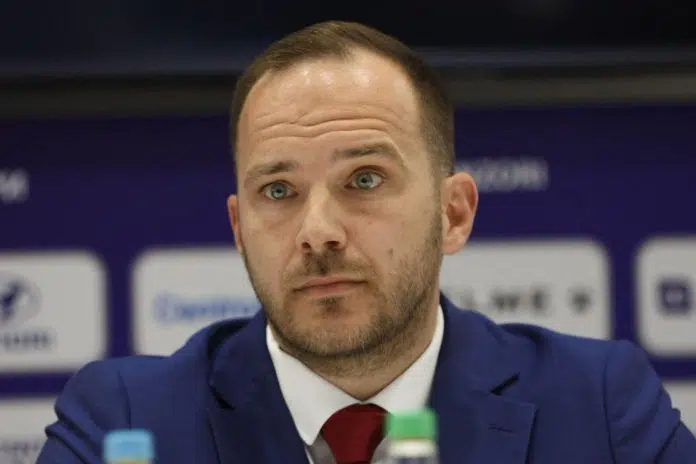 Vice Zeljkovic Iz Fsbih Je Izveo Divan Gest Udruzenje Pomoziba