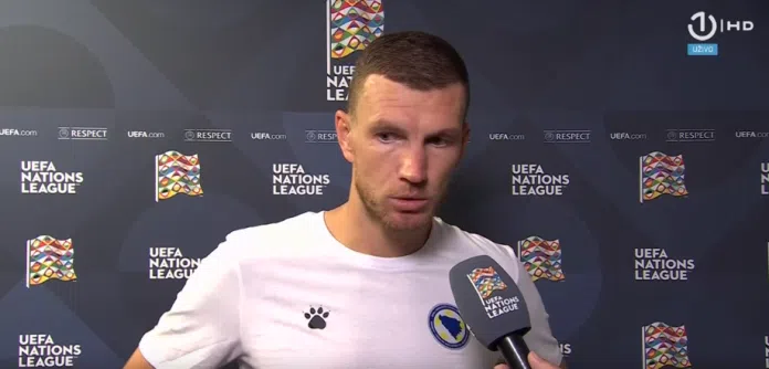 Dzeko Odusevljen Bajraktarevicem Cijeniti Trenutak Kada Je Odmah Poljubio Grb