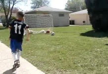 (VIDEO) Kao dječak igrao se u dvorištu u majici svog idola, a sinoć mu je pomogao da postigne gol Video Kao Djecak Igrao Se U Dvoristu U Majici Svog