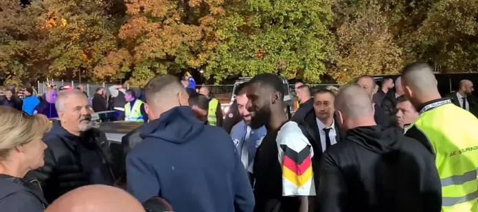 (VIDEO) Antonio Rudiger s porodicom Edina Džeke u zagrljaju nakon Video Antonio Rudiger S Porodicom Edina Dzeke U Zagrljaju Nakon