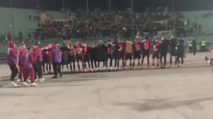 (VIDEO) Sarajevski igrači i navijači zajedno proslavili najuvjerljiviju pobjedu sezone Video Sarajevski Igraci I Navijaci Zajedno Proslavili Najuvjerljiviju Pobjedu Sezone