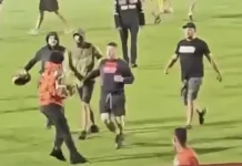 RUŽNE SCENE U KRAGUJEVCU: Navijači Radničkog upali na teren, napali svoje igrače koji su morali da se brane! (VIDEO)