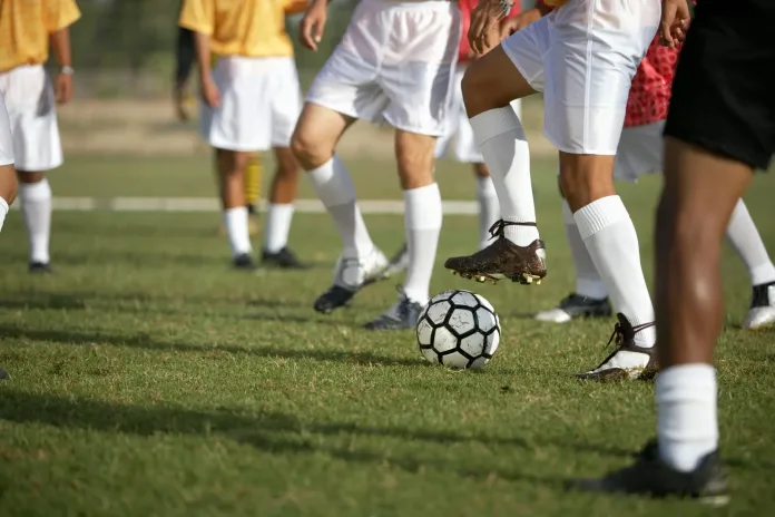 75335760_players-playing-football